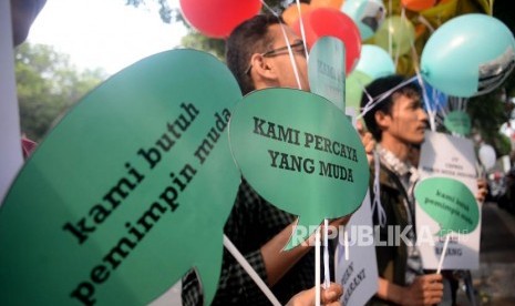 Sejumlah orang yang tergabung dalam Poros Indonesia Muda menggelar aksi pelepasan balon harapan generasi muda di depan Gedung KPU, Jakarta, Rabu (1/8).