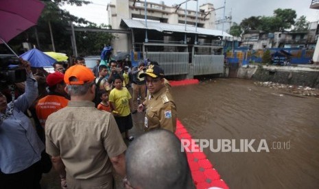 Gubernur DKI Jakarta Anies Baswedan meninjau volume air di Pintu Air Manggarai, Jakarta, Senin (5/2).