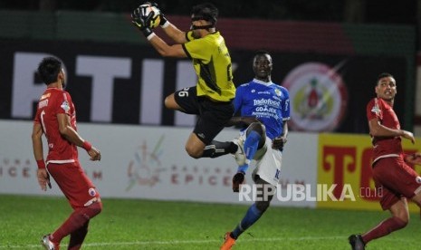 Penjaga gawang Persija Jakarta Andritany Ardhiyasa menangkap bola saat laga tunda Liga 1 melawan Persib Bandung di Stadion PTIK, Jakarta, Sabtu (30/6).