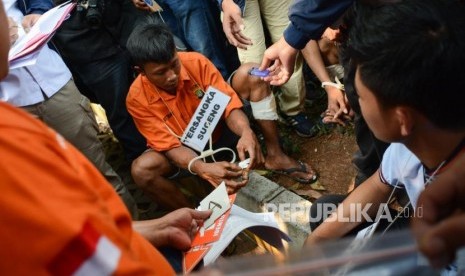 Tersangka AK pembunuhan ayah dan anak di Sukabumi melakukan reka adegan yang digelar Polda Metro Jaya di Apartemen Kalibata City, Jakarta, Kamis (5/9/2019).