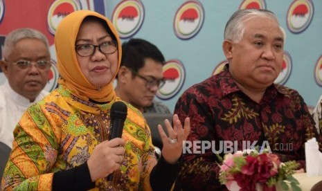 Wakil Ketua Umum Dewan Nasional Pergerakan Indonesia Maju (DN-PIM) Siti Zuhro bersama Ketua Umum DN-PIM Din Syamsuddin saat memberikan refleksi akhir tahun 2018 di Jakarta, Kamis (27/12).