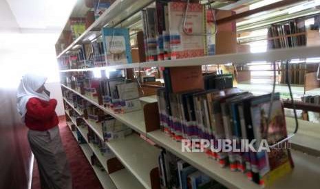 Seorang siswi mencari buku sejarah saat mengikuti belajar bersama di Perpustakaan Nasional, Jakarta, Kamis (27/9).