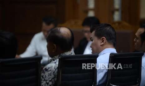 Terpidana kasus korupsi KTP Elektronik Andi Narogong (ketiga kiri) memberi kesaksian dalam sidang lanjutan kasus korupsi KTP Elektronik di Pengadilan Tipikor, Jakarta, Selasa (25/9).