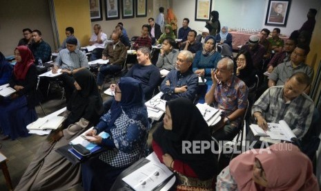 Sejumlah peserta mengikuti pelatihan 'Teknik Bicara Singkat Tapi Memikat' di Kantor Republika, Jakarta, Kamis (19/9). Kegiatan yang di ikuti oleh puluhan peserta ini bertujuan untuk mengoptimalkan berbicara di depan publik.