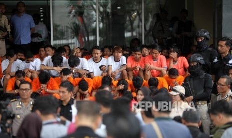 Para tersangka diperlihatkan saat rilis operasi Premanisme di Polda Metro Jaya, Jakarta, Kamis (14/12).