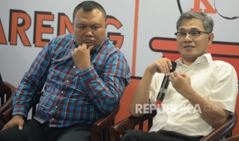 Founder Inovator 4.0 Budiman Sudjatmiko bersama founder Lembaga Survei KedaiKopi Hendri Satrio menjadi narasumber dalam diskusi kedai kopi. Budiman Sudjatmiko, menantang Perhimpunan Pelajar Indonesia (PPI) se-dunia untuk memegang kendali pembangunan di tingkat desa.