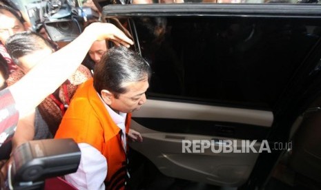 Tersangka kasus korupsi KTP Elektronik Setya Novanto masuk ke dalam mobil seusai menjalani pemeriksaan di gedung KPK, Jakarta, Jumat (24/11).