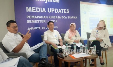 Presiden Direktur BCA Syariah John Kosasih menjawab pertanyaan saat acara Pemaparan Kinerja BCA Syariah Semester 1 - 2019  di Jakarta, Jumat (26/7).