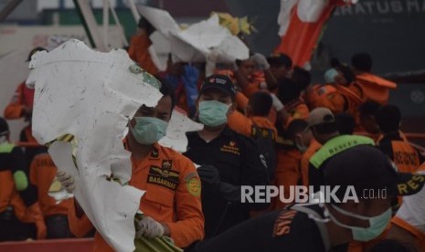 Joint SAR team evacuate Lion Air JT 610 debris at Tanjung Priok Port, Jakarta, Saturday (Nov 3).