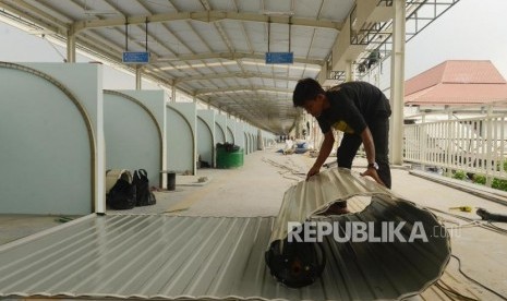 Pekerja saat menyelesaikan pembangunan jembatan multiguna atau skybridge di kawasan Tanah Abang, Jakarta Pusat, Rabu (7/11).