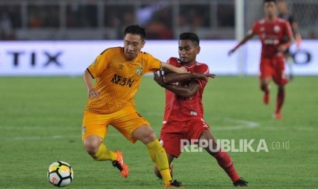 Pemain Persija Jakarta Ramdani Lestaluhu (kanan) berebut bola dengan pemain Bhayangkara FC Lee Yujun saat laga pembuka Liga 1 Gojek Traveloka di Stadion Gelora Bung Karno, Senayan, Jakarta, Jumat (23/3).