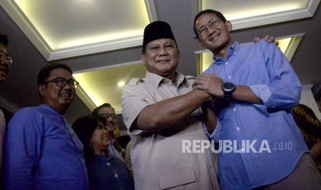 Calon Presiden dan Calon Wakil Presiden nomor urut 02 Prabowo Subianto dan Sandiaga Uno berjabat tangan seusai memberikan keterangan terkait putusan MK tentang perselisihan hasil pemilihan umum (PHPU) Pilpres 2019 di Kertanegara, Jakarta Selatan, Kamis (27/6).