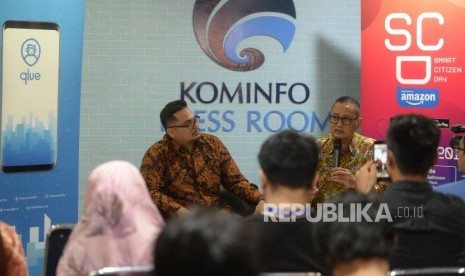 Direktur Jenderal Aplikasi Informatika Kementerian Kominfo Semuel Abrijani Pangerapan (kanan) mengatakan indeks literasi digital Indonesia belum mencapai tingkat yang baik. Semuel mengatakan, berdasarkan survei Kementerian Kominfo dan Katadata pada November lalu, indeks literasi digital nasional ada di angka 3,47 dari skala 1-4.