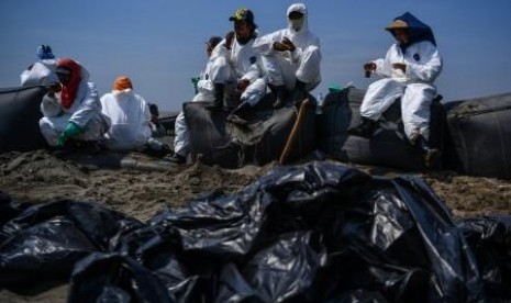 1.500 Orang Diterjunkan Bersihkan Minyak di Pantai Karawang