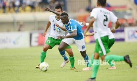 Striker Persib Bandung Ezechiel Ndouasel dikepung pemain Persiwa Wamena pada pertandingan leg kedua Piala Indonesia babak 32 besar antara Persib Bandung melawan Persiwa Wamena di Stadion si Jalak Harupat, Soreang, Senin (11/2).