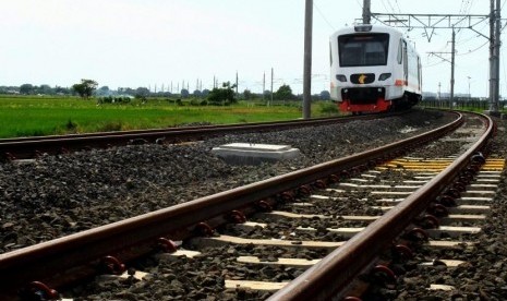 Kereta bandara Soekarno Hatta melintas di sekitar persawahan di kawasan Benda, Tangerang, Banten