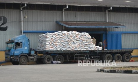 Target Pengadaan Beras Petani. Pemidahan beras ke dalam Gudang Bulog Kelapa Gading, Jakarta, Rabu (25/7).