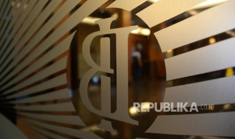 Bank Indonesia (BI): Seorang melintas didekat logo Bank Indonesia Jakarta. Viral Warga Kepri Malah Disuruh Buang Uang Logam yang Ingin Ditukarnya, Ini Klarifikasi BI