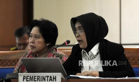 Kepala Badan Pembinaan Hukum Nasional Kementerian Hukum dan HAM Enny  Nurbaningsih (kanan) memberikan paparan saat Rapat Pansus RUU Terorisme di Jakarta, Rabu (23/5).