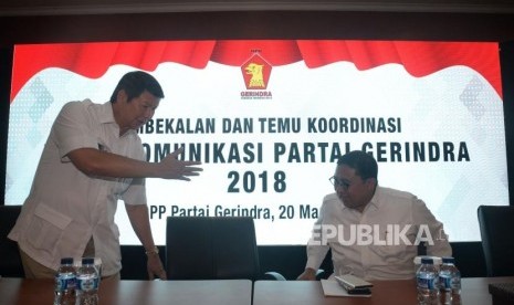 Wakil Ketua Dewan Pembina DPP Partai Gerindra Hashim Djojohadikusumo (kiri) dan Wakil Ketua Umum DPP Partai Gerindra Fadli Zon (kanan) saat acara pembekalan dan temu koordinasi Badan Komunikasi Partai Gerindra 2018 di Jakarta, Selasa (20/3).