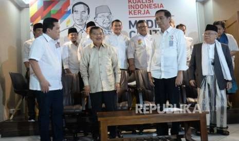 Pengumuman Tim Kampanye Nasional. Presiden Joko Widodo (kedua kanan), Wapres Sekaligus Ketua Tim Pengarah Tim Kampanye Nasional Jusuf Kalla (kedua kiri), Cawapres KH Maruf Amin (kanan), dan Ketua Tim Kampanye Nasional Jokowi-Maruf Amin, Erick Thohir saat pengumuman Tim Kampanye Nasional Joko Widodo - KH Maruf Amin di Jakarta, Jumat (7/9).