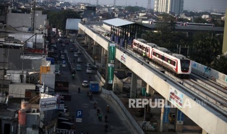 Petugas melakukan pengecekan rangkaian Light Rail Transit (LRT) di Stasiun LRT Kelapa Gading, Jakarta, Senin (30/7).