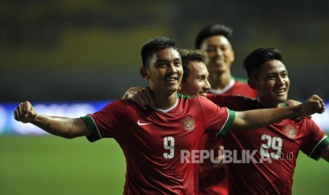 Penyerang timnas Indonesia M. Rafly Mursalim melakukan selebrasi seusai mencetak gol ke gawang Kamboja dalam laga uji coba di Stadion Patriot Chandrabhaga, Bekasi, Rabu (4/10). Indonesia menang dengan skor 2-0. Republika/Edwin Dwi Putranto