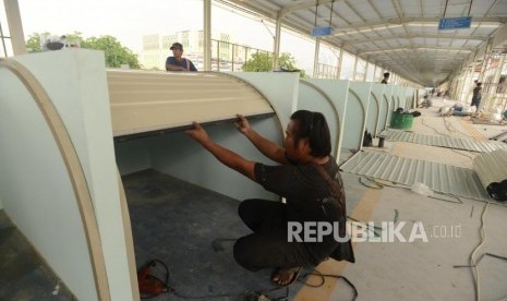 Pekerja saat menyelesaikan pembangunan jembatan multiguna atau skybridge di kawasan Tanah Abang, Jakarta Pusat, Rabu (7/11).