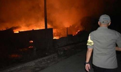  Kapolres Sragen, AKBP Yimmy Kurniawan saat memantau di lokasi pabrik mebel di Doyong Miri Sragen yang ludes terbakar. Foto/Wardoyo