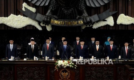 Pelantikan Wakil Ketua MPR. Ketua MPR RI Zulkifli Hasan (tengah) bersama tujuh Wakil Ketua MPR RI menyanyikan lagu Indonesia Raya usai Rapat Paripurna MPR di komplek parlemen senayan, Jakarta, Senin (26/3).