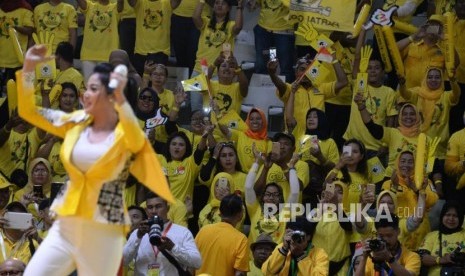 Sejumlah simpatisan Partai Golkar menghadiri Kampanye terbuka partai golkar di Istora Senayan, Jakarta, Selasa (9/4).