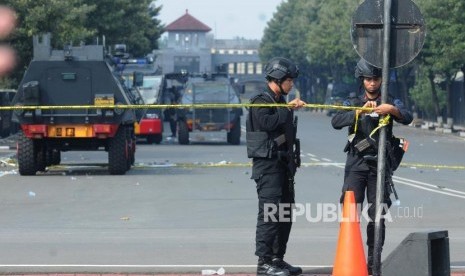 Sejumlah petugas Brimob memasang garis polisi pasca kericuhan yang terjadi di Rutan cabang Salemba di Mako Brimob, Kelapa Dua, Depok, Jawa Barat, Rabu (9/5).