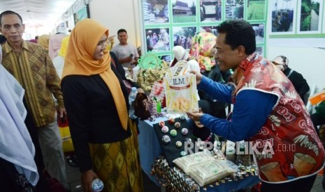 Petugas memperlihatkan karya dari limbah plastik kepada pengunjung di stand Kabupaten Purwakarta, pada pameran Sawala Ecovillage 2018 yang bertajuk Kolaborasi dan Inovasi Menuju Kampung Juara yang digelar Dinas Lingkungan Hidup (DLH) Provinsi Jawa Barat, di Halaman Gedung Sate, Kota Bandung, Rabu (28/11).