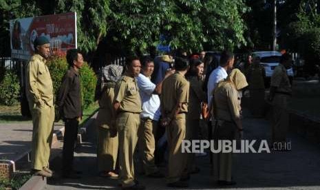 Aktivitas PNS: Pegawai negeri sipil (PNS) melakukan apel saat memulai aktivitasnya di salah satu kantor instansi di Jalan Dewi Sartika, Palu, Sulawesi Tengah, Senin (8/10).