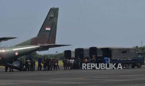 Anggota TNI  memindahkan   bantuan dan logistik  menuju mobil  saat tiba di lanud zam, Mataram,  Lombok, Nusa Tenggara Barat, Kamis (8/9).