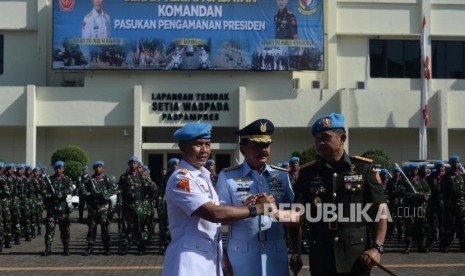 Panglima TNI Jenderal Marsekal Hadi Tjahjanto (tengah) Komandan Pasukan Pengamanan Presiden, Brigadir Jenderal  TNI Maruli  Simanjutak (kanan) bersama Mayor Jenderal TNI (Mar) Suhartono (kiri)  berfoto salam komando sesuai upacara sertijab di Markas Komando Pasukan Pengamanan Presiden, Jakarta, Rabu (19/12).