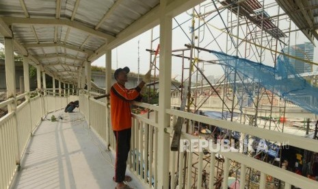 Pekerja saat menyelesaikan pembangunan jembatan multiguna atau skybridge di kawasan Tanah Abang, Jakarta Pusat, Rabu (7/11).