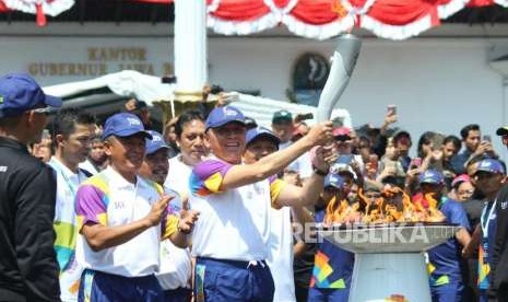 Pj Gubernur Jawa Barat M Iriawan mengangkat obor api Asian Games 2018 di Gedung Sate, Kota Bandung, Sabtu (11/8).