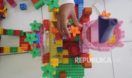 Anak-anak bermain lego di Ruang Publik Terpadu Ramah Anak (RPTRA) Taman Sawo, Kebayoran Baru, Jakarta, Ahad (18/2).