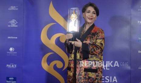 Aktris Senior, Widyawati berfoto usai meraih penghargaan lifetime achievment dalam acara Festival Film Indonesia di Taman Ismail Marzuki, Jakarta, Ahad, (9/12) malam. 