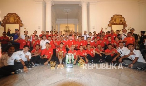  Gubernur dan Wakil Gubernur DKI Jakarta Anies Baswedan  dan Sandiaga Uno berfoto bersama  dengan kesebelasan dan official Persija jakarta usai menerima tim persija yang melakukan konvoi kemenangan dari SUGBK menuju Balaikota Jakarta, Ahad (18/2).