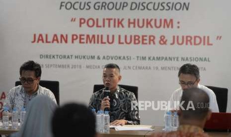 Menuju Pemilu Luber dan Adil. Komisioner KPU Wahyu Setiawan (tengah)  memberikan paparan saat FGD tentang Politik Hukum di Rumah Cemara, Jakarta, Selasa (18/9).