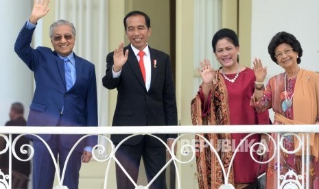 Presiden Kunjungan PM Malaysia. Presiden Joko Widodo (kedua kiri) bersama PM Malaysia Mahathir Mohamad (kir) dan ibu negara melambaikan tangan kepada wartawan saat kunjungan kenegaraan di Istana Bogor, Jawa Barat, Jumat (29/6).