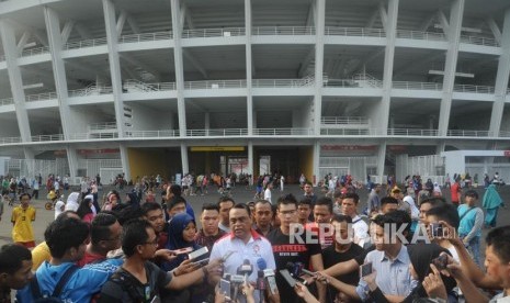 CDM Indonesia di Asian Games 2018, Komjen Pol Syafruddin (tengah) memberikan keteranngan kepada media usai melakukan jalan sehat bersama perwakilan atlet melakukan jalan sehat untuk meningkatkan soliditas atlet Indonesia.