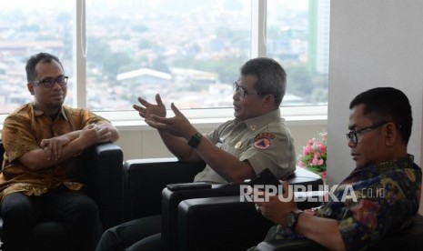 Kepala Pusat Data Informasi dan Humas BNPB Agus Wibowo (tengah). Badan Nasional Penanggulangan Bencana (BNPB) telah membentuk tim kerja untuk menghadapi bencana saat musim hujan atau bencana hidrometeorologis. 