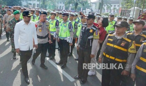 Gubernur Jawa Barat Ridwan Kamil, didampingi Kapolda Jawa Barat Irjen Pol Agung Budi Maryoto dan Pangdam III/Siliwangi Mayjen TNI Tri Soewandono meninjau pasukan pada apel gelar pasukan Operasi Lilin Lodaya 2018, di depan Gedung Sat,e Jl Diponegoro, Kota Bandung, Kamis (20/12).