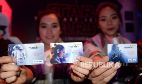 e-Money Edisi Khusus Star Wars. Model menunjukan kartu uang elektronik Bank Mandiri edisi khusus Star Wars di Jakarta, Rabu (13/12).