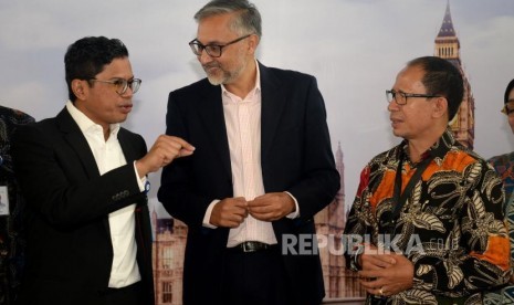 President Director of Garuda Indonesia Pahala Mansury was talking to British Ambassador to Indonesia Moazzam Malik and Deputy of the Ministry of Tourism's International Marketing Development I Gde Pitana during the inauguration of Jakarta-London nonstop flight at Soekarno-Hatta International Airport, Banten, Tuesday. 