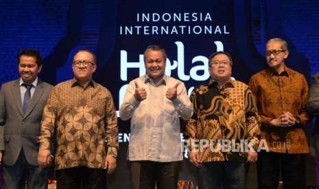 Chairman of Indonesia Halal Lifestyle Center Sapta Nirwandar (kedua kiri), Menteri PPN/Kepala Bappenas sekaligus Sekertaris Komite Nasional Keuangan Syariah (KNKS) Bambang Brodjonegoro (kedua kanana) dan Gubernur Bank Indonesia Perry Warjiyo (tengah) serta para tamu VIP saat membuka Indonesia International Halal Lifestyle Conferance and Buisness Forum 2018 di Jakarta Concetion Center, Rabu (3/10).