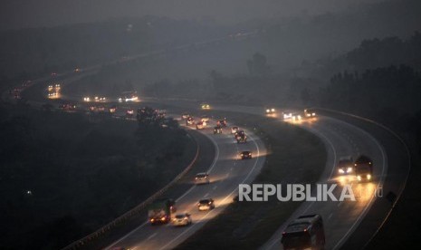 Sejumlah kendaraan melintas di ruas Tol Cipali KM 183, Cirebon, Jawa Barat, Sabtu (9/6).